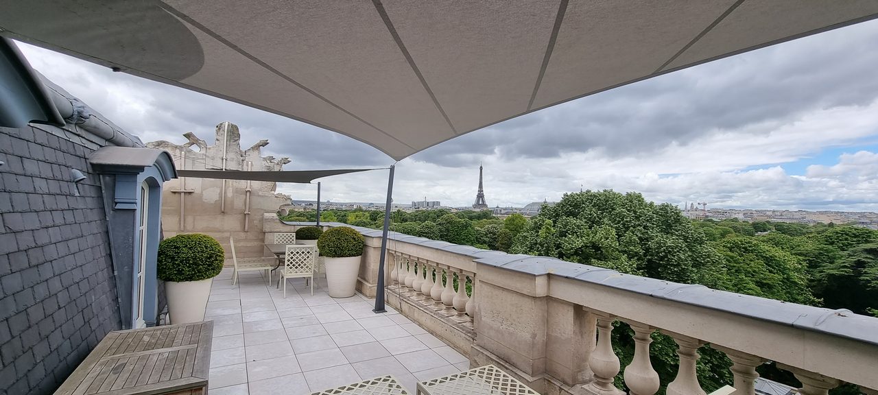 Voiles grises sur une terrasse de toit, Paris