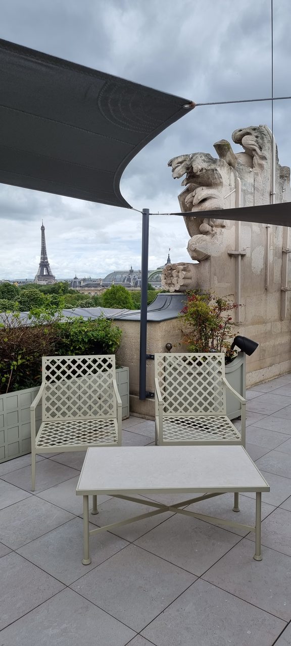 Voiles grises sur une terrasse de toit, Paris